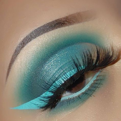 Cyan Makeup Looks, Cyan Makeup, Prom 2022, Glam Look, Makeup On Fleek, Monday Blues, Glam Looks, Gel Eyeliner, Day Night