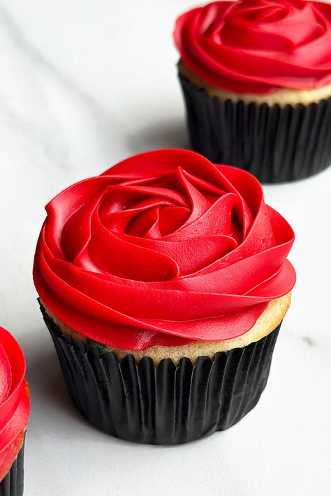 Red Rose Cupcakes, Cupcakes Rosas, Red Buttercream, Rose Icing, Rosette Cupcakes, Cupcake Piping, Cooking Decorating, Red Cupcakes, Valentines Baking