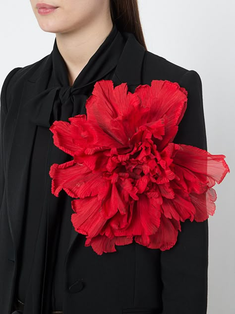 Gucci Oversized flower corsage brooch Heart Exploding, Making Fabric Flowers, Mode Kimono, Fabric Flower Brooch, Handmade Flowers Fabric, Flower Corsage, Giant Flowers, Embroidery Designs Fashion, 자수 디자인