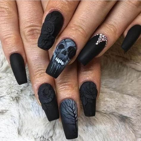 Ongles Goth, Unique Acrylic Nail Designs, Skull Nail Art, Nail Art Halloween, Skull Nails, Halloween Nails Easy, Halloween Press On Nails, Cute Halloween Nails, Rose Nail Art