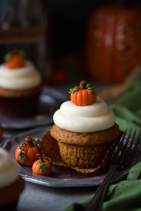 Happy Birthday October, Birthday October, Fall Cupcakes, Cupcakes With Cream Cheese Frosting, 귀여운 음식 그림, Torte Cupcake, Halloween Baking, Pumpkin Cupcakes, Cooking Classy