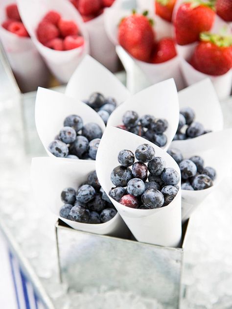 Use food to decorate the picnic table. Form sturdy waxed paper into cones, securing with transparent tape: http://www.bhg.com/holidays/july-4th/crafts/patriotic-picnic-serving-ideas/?socsrc=bhgpin060114fairstyleberrycones&page=11 Fruit Cones, Fresh Fruit Recipes, Fruit Serving, God Mat, Snacks Für Party, 4th Of July Party, Mini Foods, Wedding Food, Fruit Recipes