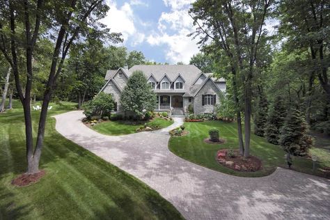 Here's another example of what appears to be circular driveway is, in fact, a walkway extending from the main driveway. I included it because it's clever and looks great and gives the impression of a circular driveway. Circle Driveway Landscaping, Acreage Landscaping, Circle Driveway, Driveway Entrance Landscaping, Tree Lined Driveway, Large Driveway, Driveway Entrance, Driveway Design, Driveway Landscaping