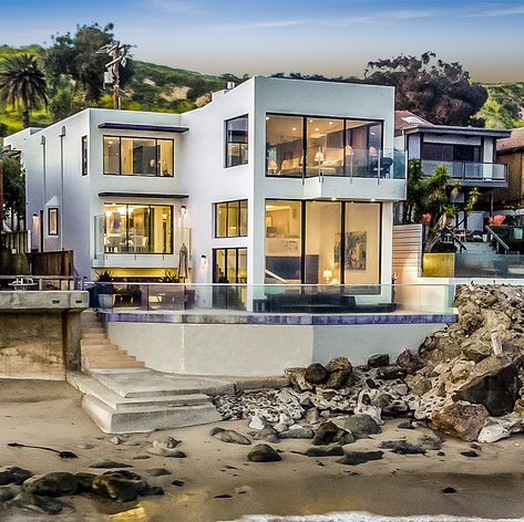 Plus, there's a 180-degree view of the ocean. Habbo Hotel, Malibu House, Malibu Homes, California Architecture, Malibu Beach House, Dream Beach Houses, Malibu Beach, Barry Manilow, Malibu Beaches