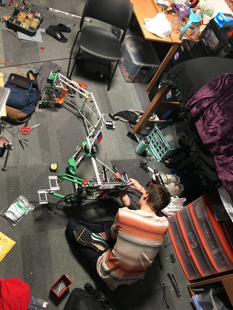 Grant Kobes.  Builds Vex U robot in dorm at UTK. Robotics Club Aesthetic, Vex Robotics Design, Robotics Aesthetic, Theo Aesthetic, Engineering Aesthetic, Vex Robotics, Grace Hopper, Robotics Club, Electronic Workbench