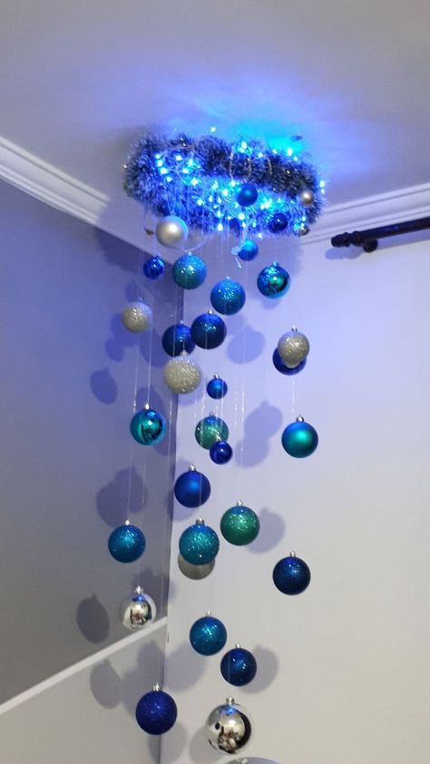 Alternative Christmas Tree Diy, Christmas Decor Ideas Kitchen, Home Christmas Decor Ideas, Blue Christmas Lights, Blue Christmas Tree Decorations, Home Christmas Decor, School Christmas Party, Decor Ideas Kitchen, Silver Christmas Decorations