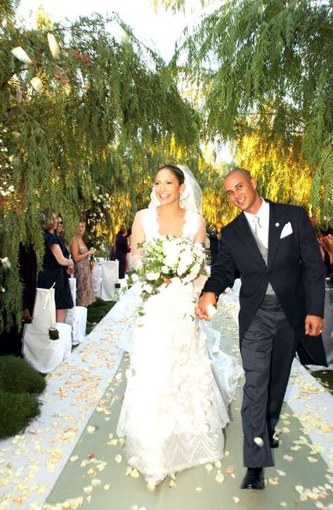 Jennifer Lopez in Valentino Jennifer Lopez Wedding, Wedding Planner Outfit, Valentino Wedding Dress, Yellow Wedding Dress, Bianca Jagger, Popular Wedding Dresses, Wedding Dr, Iconic Weddings, Celebrity Wedding Dresses