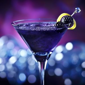 Midnight Temptation Martini: A Seductive Twist on a Classic Cocktail Purple Dragon Martini, Blue Cocktail Aesthetic, Midnight Cocktail, Fun Halloween Drinks, Blue Martini, Refreshing Drinks Recipes, Easy Drink Recipes, Martini Recipes, Classic Cocktail