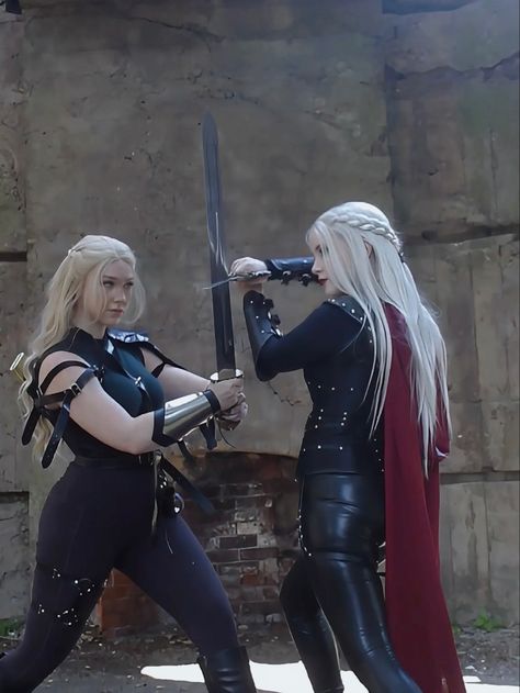 Aelin vs Manon @meghanfireheart as aelin and @kieraelizabethh as Manon - scene from queen of shadows #throneofglassseries #throneofglass #manonblackbeak #aelingalathynius #aelinashryvergalathynius #aelin #manon #queenofshadows Aelin Red Hair, Aelin Costume, Aelin Galathynius Cosplay, Aelin Dress, Manon Cosplay, Aelin And Manon, Fae Ball, Tog Fanart, Queen Of Shadows