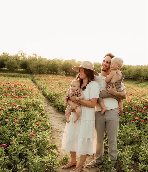 Tulip Field Family Photoshoot, Tulip Fields Photoshoot Family, Flower Field Family Photoshoot, Zinnia Field, Field Outfit, Spring Family Pictures, Clover Field, Fam Photos, Field Photos