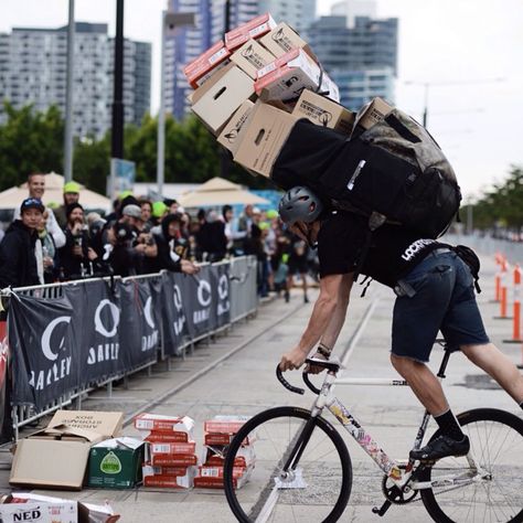 Bike messenger CMWC Melbourne 2015 Bicycle Messenger, Bike Messenger Bags, Bike Showroom, Bike Courier, Bike Party, Vintage Bmx Bikes, Bike Outfits, Urban Bicycle, Bike Messenger