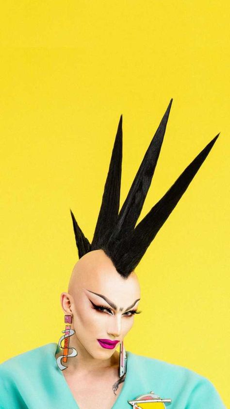 sasha velour iphone lockscreens (from the lookbook previews) - Imgur Bob Wavy Hairstyles, Sasha Velour, Color Bob, Bob Wavy, Violet Chachki, Rupaul Drag Queen, Slay Girl, Wavy Hairstyles, Iphone Lockscreen