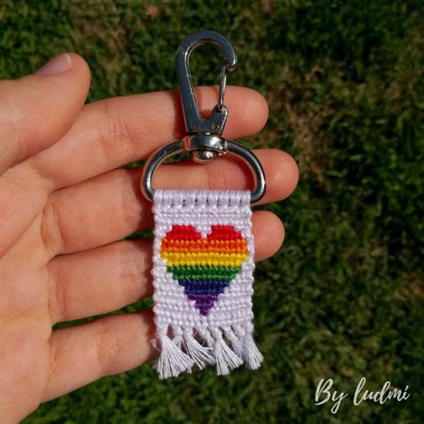 Crochet Bracelet Free Pattern, Printable Crochet Patterns, Graphic Crochet, Diy Crafts Keychain, Cool Friendship Bracelets, Chain Ideas, Pride Heart, Yarn Bracelets, Cute Friendship Bracelets