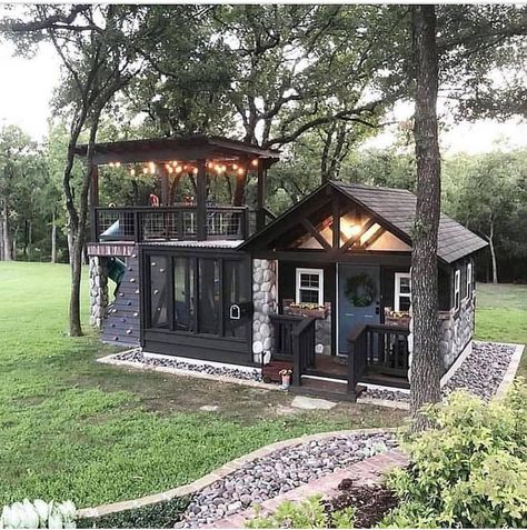 A cozy tiny house Black Tiny Home, Build A Playhouse, Shed To Tiny House, Tiny House Inspiration, Home Exterior, Log Cabin Homes, Building For Kids, Tiny House Living, She Shed