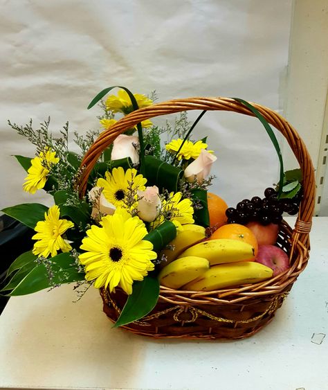 Fruit flower basket Basket For Valentines Day, Gift Fruit Basket, Fruit And Flower Basket, Flower Gift Basket, Valentines Baskets For Him, Fruit Basket Diy Gift, Fruit Baskets Diy, Fruit Flower Basket, Fruit Hampers