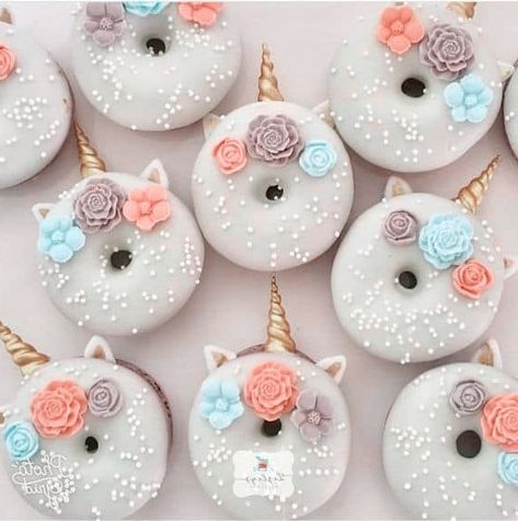 Donut Designs Ideas, Donuts Design, Gourmet Candy Apples, Unicorn Donut, Donut Decorating Ideas, Fancy Donuts, Fruit Cake Design, Donuts Gourmet, Rainbow Donut