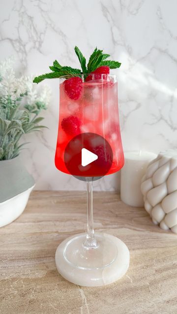 Cocktail Decoration Ideas, Limoncello Spritz, Alcohol Beverages, Spritz Recipe, Cocktail Decoration, Drink Decorations, Diy Instagram, Trendy Food, Drink Me