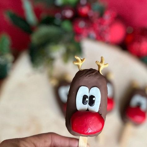 Griselle's Cakes on Instagram: "Reindeer Cakesicles 🦌🎄
.
.
.
Paletas Reno 🦌🎄
.
.
.
#reindeercakesicles #reindeer #cakesicles #christmas #holidaytreat #paletas #reno #navidad #dulcesnavideños" Reindeer Cakesicles, Cakesicles Christmas, Holiday Treats, Reno, Reindeer, Cake, Christmas, On Instagram, Instagram