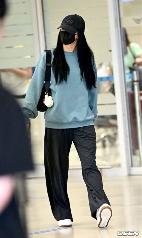 Jisoo Airport, Outfit Korean Style, Winter Travel Outfit, Old Outfits, Outfit Korean, Trip Outfits, Korean Casual Outfits, Icn Airport, Casual Day Outfits