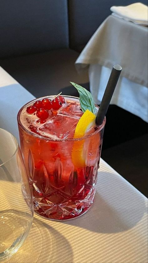 Aesthetic Drink, Fancy Drinks, Pretty Drinks, Food Places, 2024 Vision, Cocktail Drinks, Summer Drinks, Good Eats, Life Style