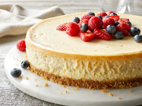 Creamy Baked Cheesecake Cheesecake Condensed Milk, Condensed Milk Cheesecake Recipes, Hockey Food, Recipe With Sweetened Condensed Milk, Eagle Brand Recipes, Sweetened Condensed Milk Recipes, Awesome Desserts, Facebook Recipes, Baked Cheesecake