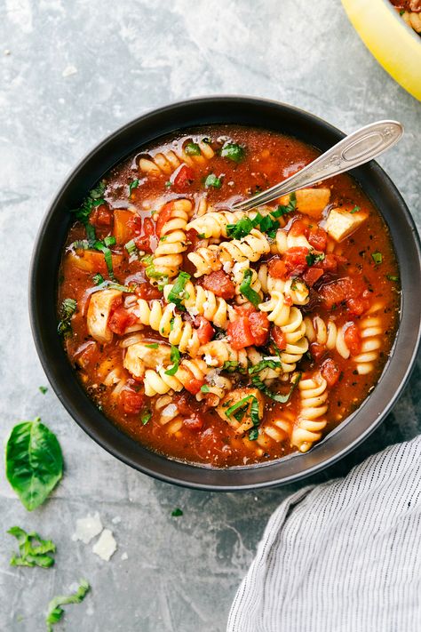 Twenty minutes TOTAL for this delicious, healthy, and easy chicken parmesan soup to be on your table! This is a soup the entire family will go nuts over! Chicken Parmesan Soup Recipe, Chicken Parmesan Soup, Parmesan Soup, Easy Chicken Parmesan, Leftover Rotisserie Chicken, Top Recipes, Chicken Parmesan, Tomato Soup, Delicious Soup