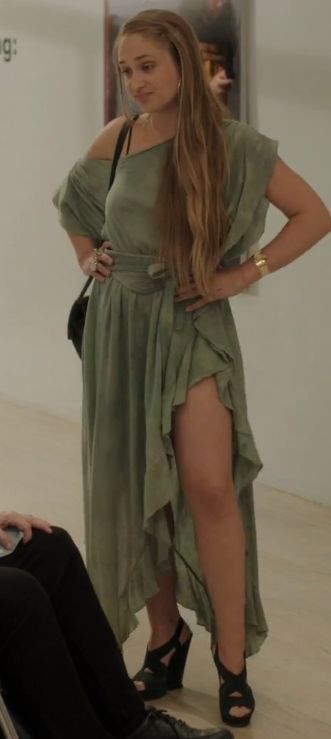 Jessa Johansson (Jemima Kirke) wears this olive green silky vintage style maxi dress on Girls. It is from the Electric Feathers Fall 2012 Collection. Jessa Johansson Outfits, Jessa From Girls, Jessa Johansson Aesthetic, Jessa Girls Outfits, Jessa Johansson Style, Jessa Johansson Style Outfit, Jessa Girls Style, Jemima Kirke Style, Jessa Johansson