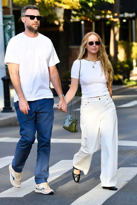 Jennifer Lawrence Street Style, Jennifer Lawrence Style, Tiny Dress, Celebrity Style Icons, White Jeans Outfit, Style Muse, Stil Inspiration, Looks Street Style, Celebrity Street Style