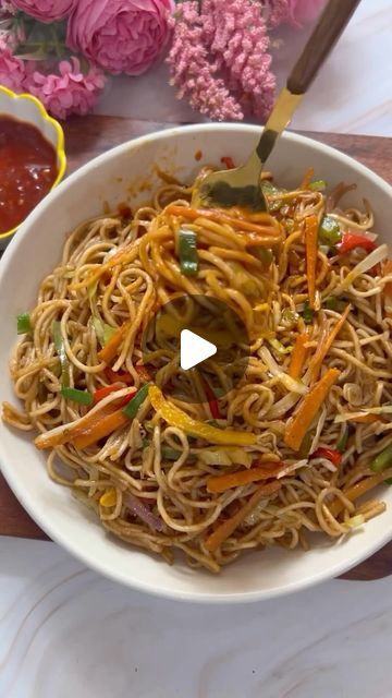 Crave Cook Repeat on Instagram: "Veg Noodles ❤️✨💯  By @home_cooked_bliss  . . #vegnoodles #hakkanoodles #noodles #desichowmein #chowmein #desichinesefood #yummyfood #streetfood #homecookedfood" Chamin Recipe, Veg Chowmein, Veg Noodles, Chow Mein, June 22, Chinese Food, Home Cooking, Street Food, Kids Meals