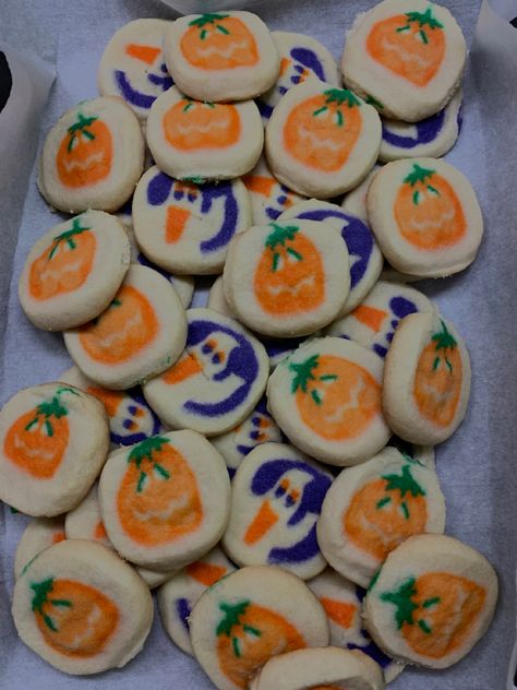 Pillsbury Halloween Cookies, Spooky Cookies, Pillsbury Cookies, Pillsbury Sugar Cookies, Romantic Dinner Decoration, Halloween Sleepover, Halloween Bedroom, Ghost Cookies, Sugar Pumpkin