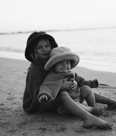 Family Beach Portraits, Sibling Photos, Motherhood Photography, Beach Family Photos, Cute Photography, Family Beach, Family Outdoor, Cute Family, Family Goals