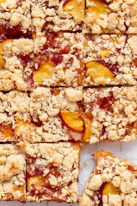 These flavor packed brown sugar crumb bars are made with a layer of gooey brown sugar peach filling topped with a buttery crumb topping. YUM. Peach Baked Goods, Peach Crumb Bars, Peach Bars, Sarah Fennel, Shortbread Crumble, Peach Crumble Bars, Baking Photos, Key Lime Pie Cheesecake, Peach Filling