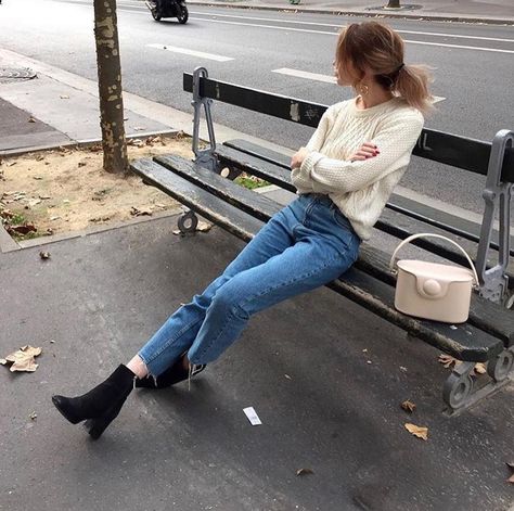 Louise on Instagram: “@solenelara 📷 . . . . . . #ootd #ParisianVibe #frenchvibes#ParisMonAmour #parisienne #parisian#loveit #fashion #amour…” Black Ankle Boots Outfit, Style Foto, Ankle Boots With Jeans, How To Wear Ankle Boots, Black Boots Outfit, Boots Outfit Ankle, Boating Outfit, Fashion Styling, Modieuze Outfits