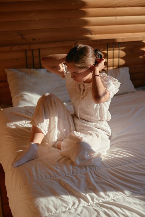 Bed Reference, Sitting On Bed, Sisters Photoshoot Poses, Sisters Photoshoot, Room Photo, White Clothes, How To Dress A Bed, Winter Images, Sitting Poses