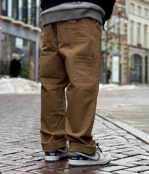 Sparky on Instagram: “A pant built to last.. Carhartt WIP Double Knee Pant. Cotton ‘Dearborn’ Canvas, Hamilton Brown. €99,95 This pant is also available in…” Carhartt Fashion, Carhartt Outfit, Pantalon Carhartt, Brown Pants Men, Pants Outfit Men, Knee Pants, Carhartt Pants, Pants Brown, Pants Outfits