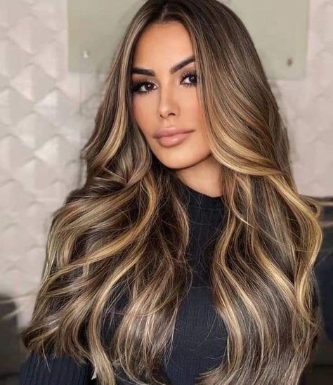 Mechas tono miel ideales para pieles... - Un millón de IDEAS. Balayage At Home, Balyage Long Hair, Balayage Hair Caramel, Balayage Long Hair, Brunette Hair With Highlights, Brown Hair With Blonde Highlights, Caramel Hair, Brunette Balayage Hair, Long Hair Color