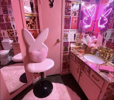 Cool Things To Build For Your Room, Trashy Y2k Aesthetic Room, 2000s Pop Aesthetic, Bimbocore Room, 2000s Teen Bedroom, Living Room Y2k, Playboy Room, 2000s Room Aesthetic, Y2k House