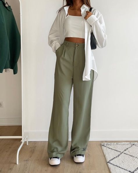 Summer Trousers Outfits, Green Trousers Outfit, Wide Leg Trousers Outfit, Wide Leg Pants Outfit, Leg Pants Outfit, Elegante Casual, Causual Outfits, Green Pants, Outfit Inspo Fall