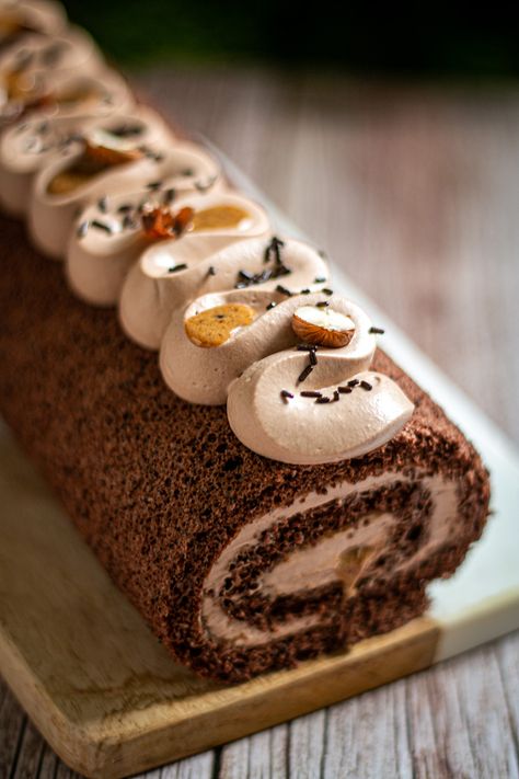 Chocolate Log, Chocolate Roll Cake, Patisserie Fine, Chocolate Roll, New Year's Food, Roll Cake, No Cook Desserts, Cake Roll, Creative Food