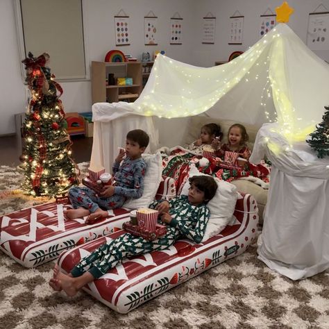 Christmas Movie Sleepover Ideas, Christmas Movie Party Ideas Kids, Christmas Movie Sleepover, Christmas Kids Movie Night, Movie Night Fort Ideas, Living Room Fort Movie Nights, Toddler Christmas Movie Night, Christmas Night Activities, Christmas Eve Movie Night Ideas