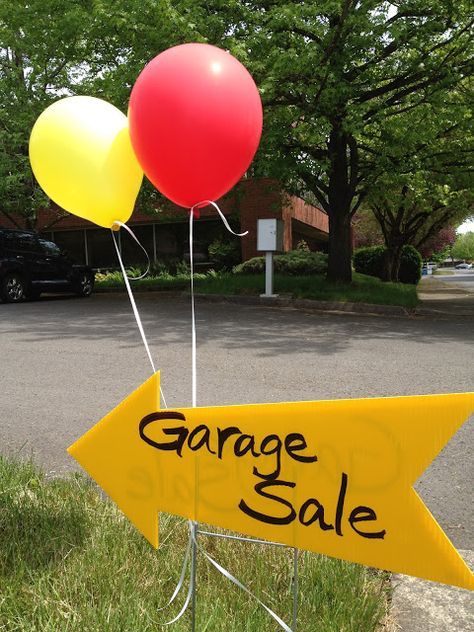 Inspired Whims: Garage Sale Tips & Tricks Yard Sale Signs Ideas, Yard Sale Hacks, Yard Sale Organization, Garage Sale Organization, Garage Sale Tips, Yard Sale Signs, Organized Garage, Garage Sale Signs, Sale Signs