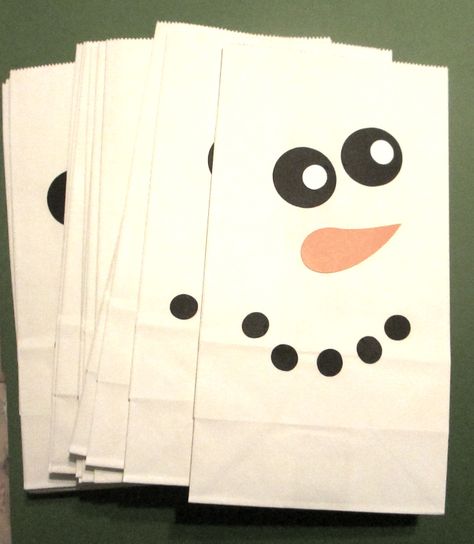 Snowman Goodie Bags, Christmas Loot Bag Ideas, Christmas Paper Bags Ideas Diy Gifts, Diy Christmas Gift Bags, Diy Snowman Gifts, Holiday Goodie Bags, Snowman Bag, Christmas Favors Diy, Diy Christmas Treats