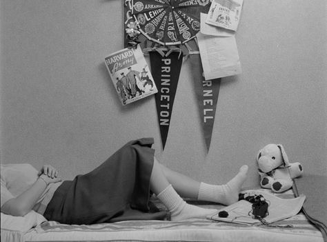 College Seniors Share Their Best Advice for Incoming Freshmen Vintage Dorm, Nina Leen, Wellesley College, College Looks, College Senior, College Classes, Old Photographs, Life Photo, Life Magazine