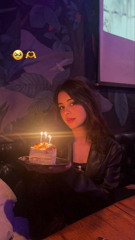 Birthday Insta Ideas, Birthday Photo Inspo Aesthetic, Aesthetic Bday Pics, Birthday Poses With Cake, Birthday Picture Ideas Aesthetic, Bday Edits, Instagram Story Birthday, 17 Doğum Günü, Happy Birthday 18th