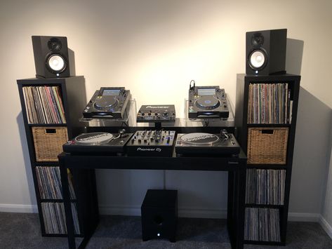 Home Dj Studio, Beginner Dj Setup, Dj Vinyl Set Up, Dj Table Design Dj Booth, Basic Dj Setup, Dj Console Design Dj Booth, Vinyl Record Room, Dj Stand, Music Studio Decor