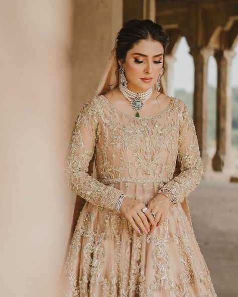 Ayeza Khan (@ayezakhan.ak) • Instagram photos and videos Best Pakistani Dramas, Aiza Khan, Ayeza Khan, Pakistani Dramas, Engagement Outfits, Bridal Shoot, Pakistani Actress, Bridal Photos, Bridal Looks