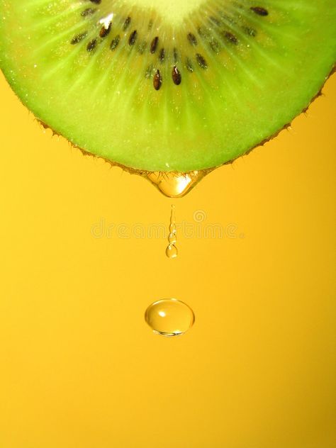 Fruit With Water, Kiwi Photography, Fruit Logo Design Ideas, Dieting Food, Fruit Logo Design, Kiwi Juice, Ice Cream Photography, Drop Water, Creative Photography Projects