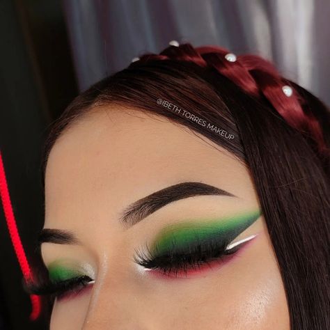 #maquillajemexicano #makeuppatrio 5 De Mayo Makeup Ideas, 16 De Septiembre Makeup Ideas, Mexican Makeup, Seasonal Makeup, Christmas Eyeshadow, Christmas Makeup Look, Glamour Makeup, Christmas Makeup, Work Looks