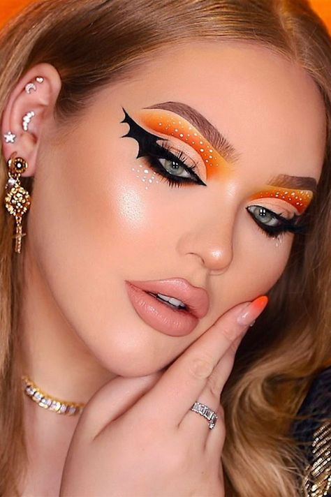 Batwing Liner Halloween Makeup Ideas Batgirl Makeup Ideas, Bat Makeup Ideas, Batwing Makeup, Womens Bat Costume, Bat Wing Makeup, Bat Eye Makeup, Bat Makeup Halloween, Bat Wing Liner, Batwing Eyeliner