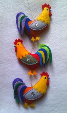 Felt Chickens Pattern, Rooster Crafts Diy, Felt Rooster, Felt Angels, Felt Crafts Flowers, Felt Chicken, Rooster Craft, Mexican Embroidery Designs, Felt Birds Ornaments